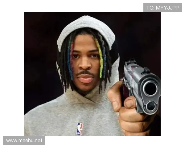 贾·莫兰特训练间隙居然拿着上万豪车钥匙逛街，感觉明星改行打球了？